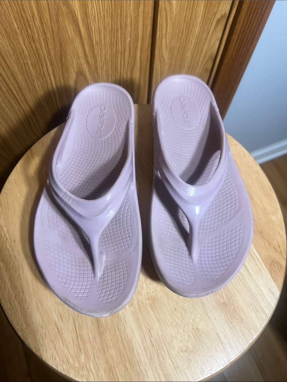 OOFOS Thong Sandals in Light Lavender